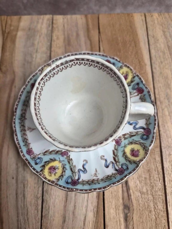 Tasse et soucoupe ancienne Gien – décor polychrome style Louis Xvi – Xixe — photo 2