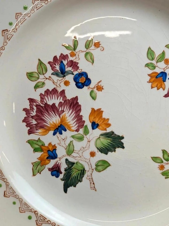 Grande assiette en terre de fer Longwy – Modèle Shanghai – Décor floral — photo 4