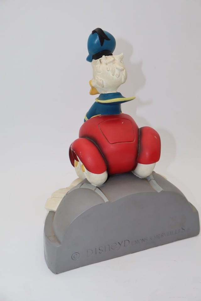 figurine Donald Duck dans sa voiture rouge Demons & Merveilles Disney résine — photo 7