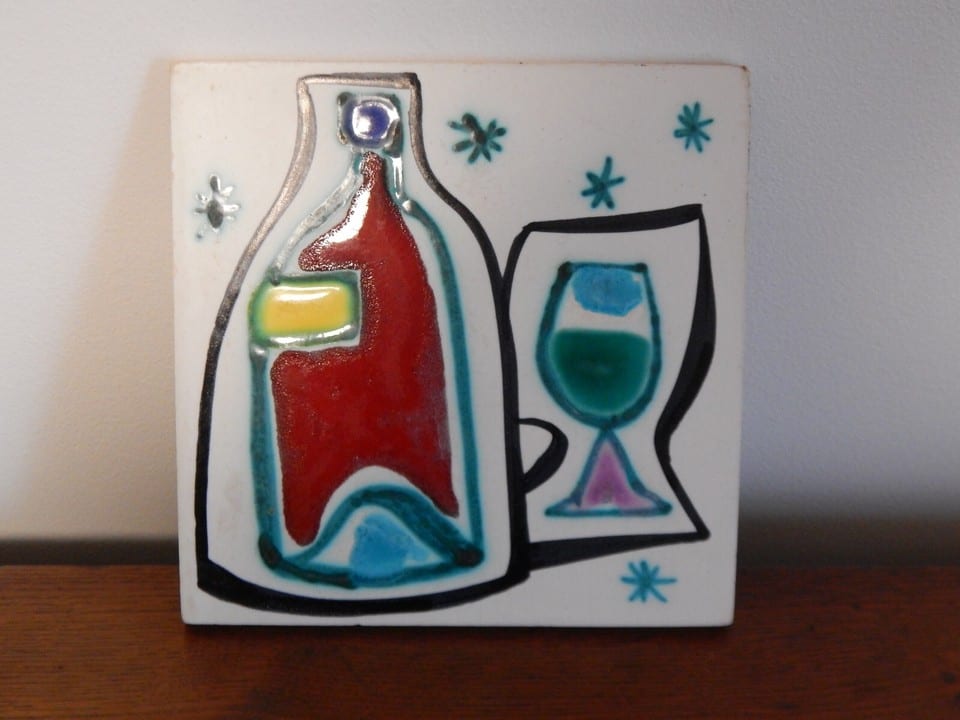 ANCIEN Dessous Plat Carreau en Céramique à Décor Bouteille Verre Signé CERENNE — photo 4