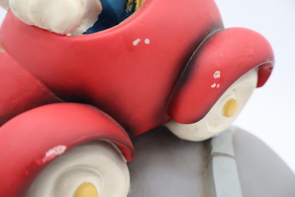 figurine Donald Duck dans sa voiture rouge Demons & Merveilles Disney résine — photo 3
