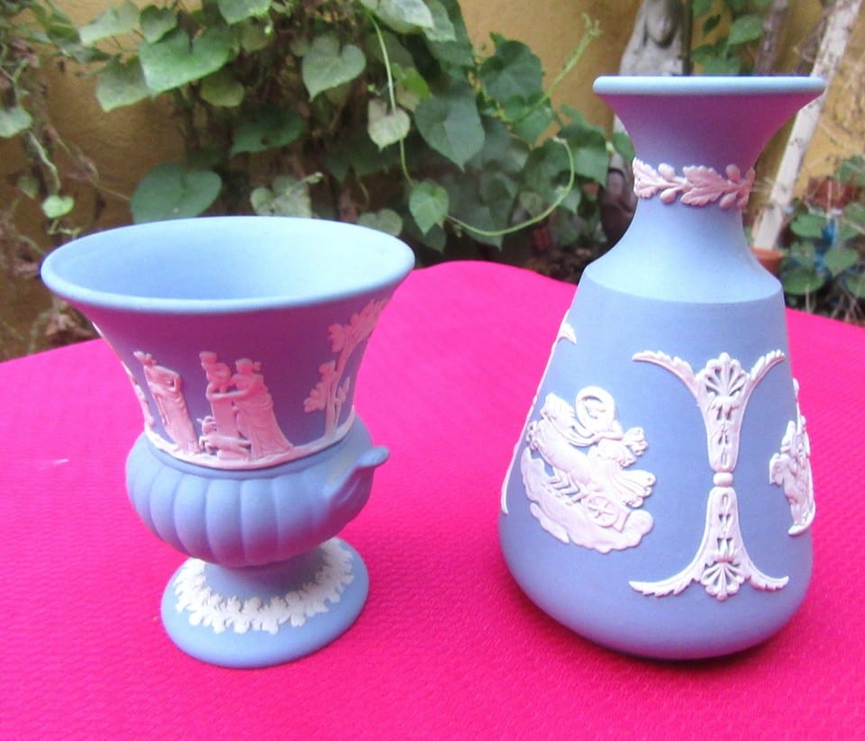 WEDGWOOD paire Jolis vases à décor de scène antique et angelots