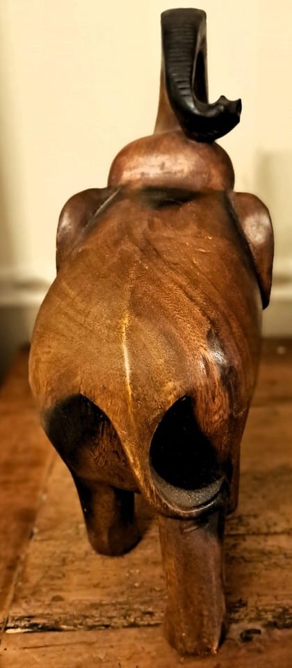 Sculpture en bois d'un Éléphant trompe levée haut 38 larg 35 prof 16 cm — photo 4