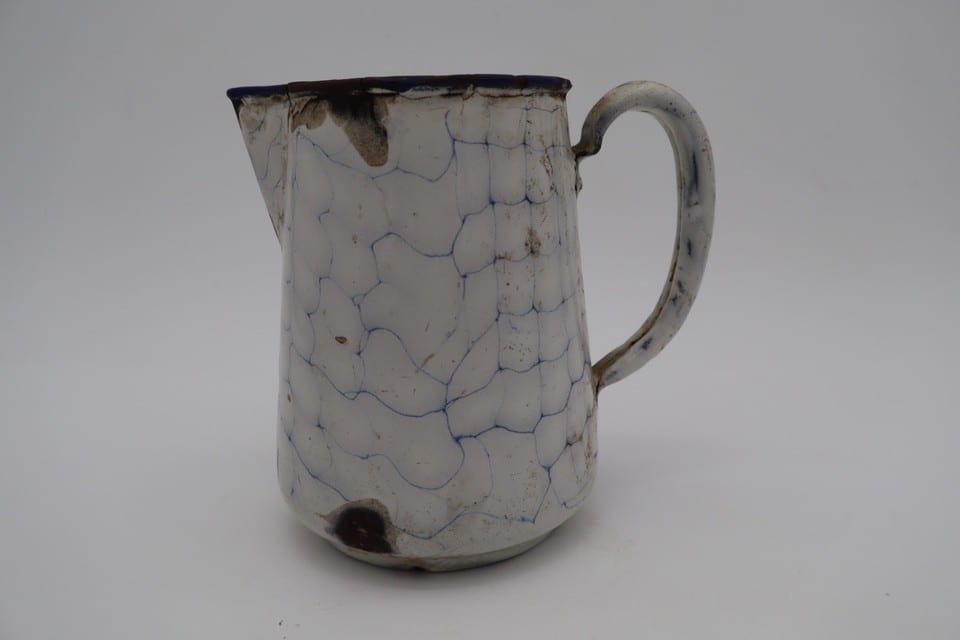 Ancien broc à eau en tôle émaillée blanche décor craquelé bleu — photo 5