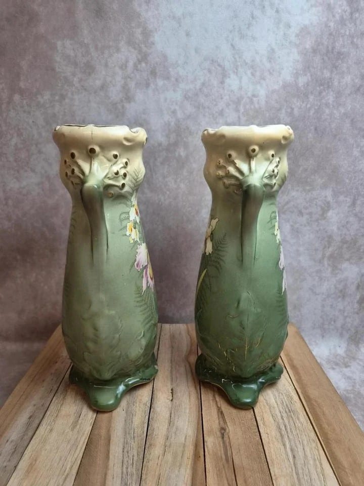 Paire de vases Art Nouveau Gustave de Bruyn – Fives-lille – décor iris – 30 cm — photo 2