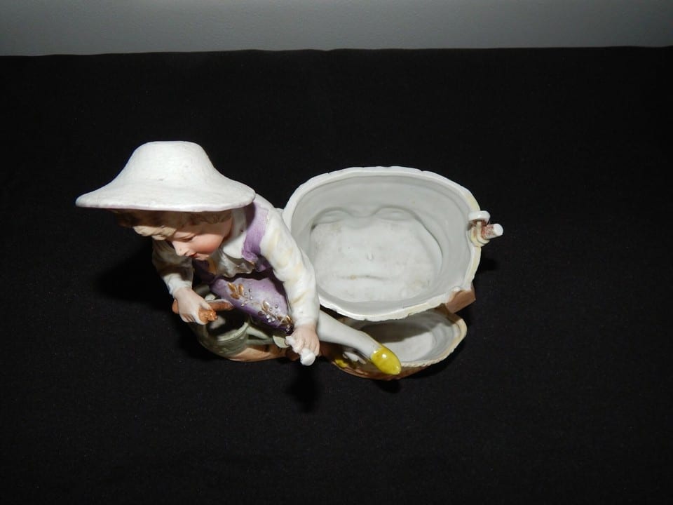 ANCIENNE SCULPTURE Jardinière , Vide Poche en BISCUIT " Jeune Homme " — photo 5