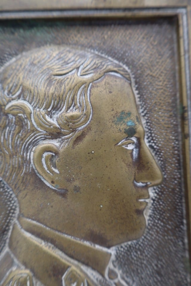 Ancien portrait Léopold III de Belgique en métal repoussé – cadre — photo 3
