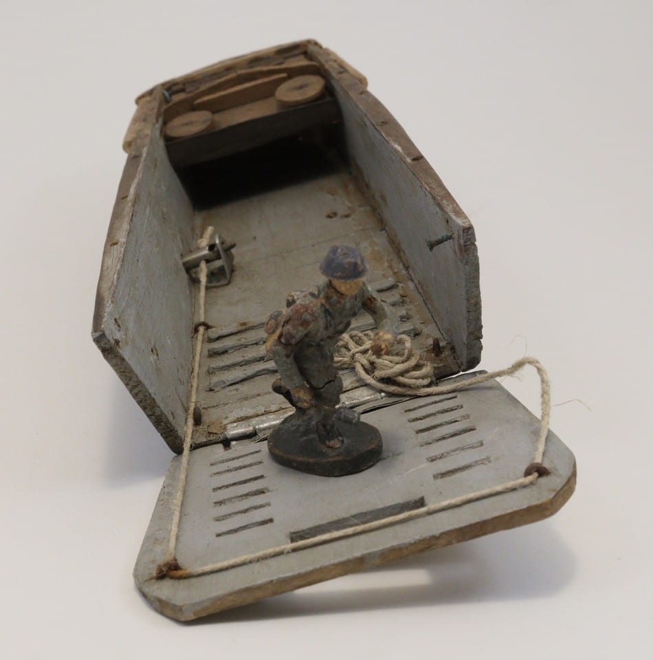 Barge de débarquement type LCVP bois art populaire avec soldat Elastolin — Foto 3