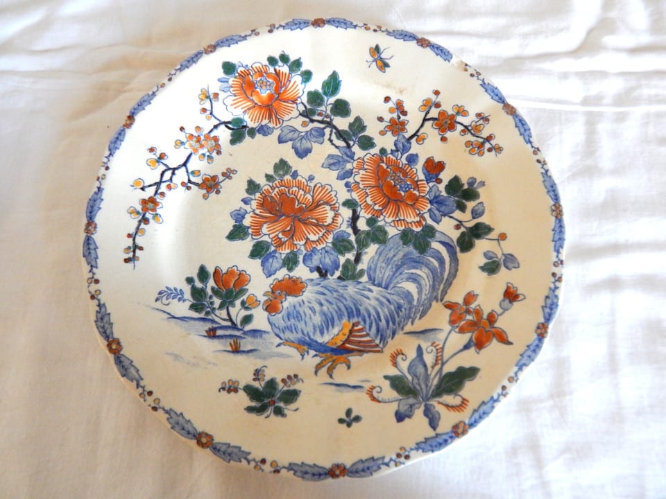 4 ANCIENNES ASSIETTES en Faïence de GIEN à Décor COQ et PIVOINE Signées — photo 3