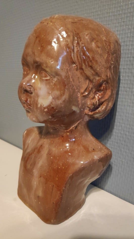 buste enfant en terre cuite émaillée marron de 1971 signé Ariane Bouchot — photo 4