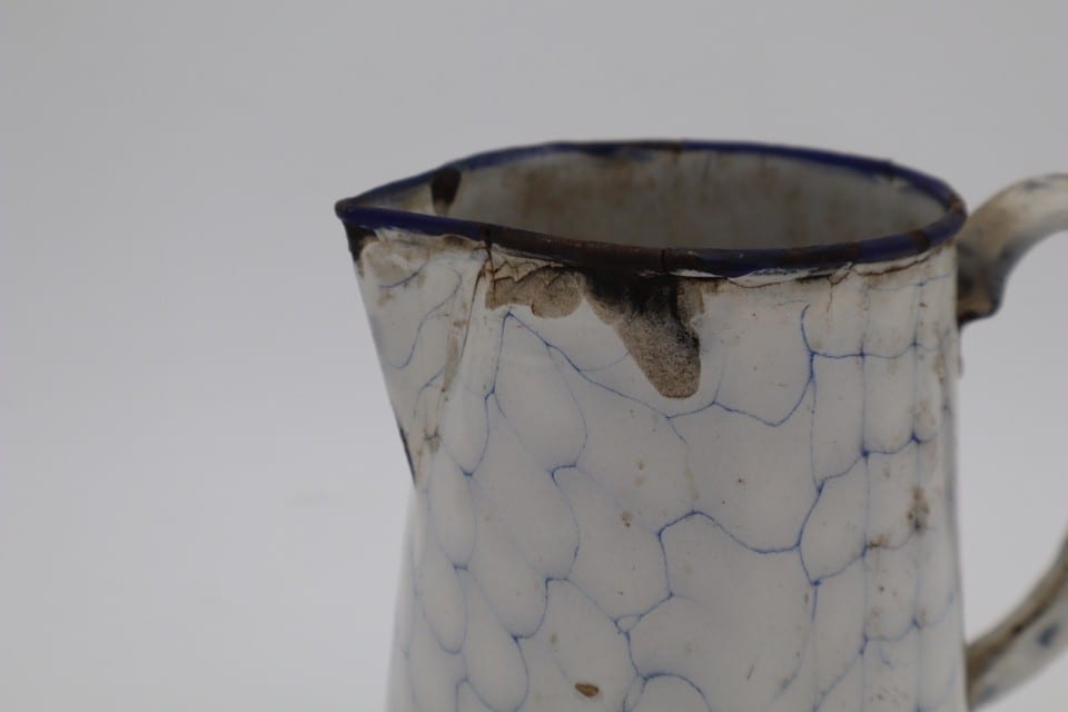 Ancien broc à eau en tôle émaillée blanche décor craquelé bleu — photo 4