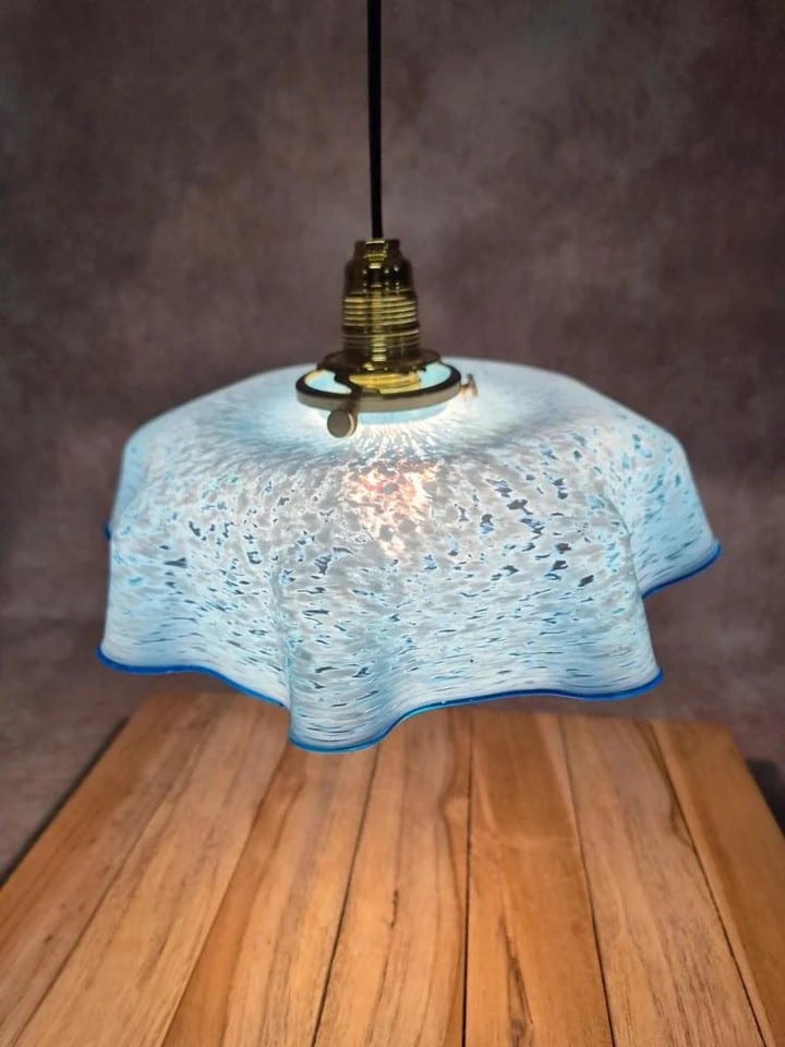 Abat-jour ancien en verre moucheté bleu et blanc – Bord ondulé – Vintage
