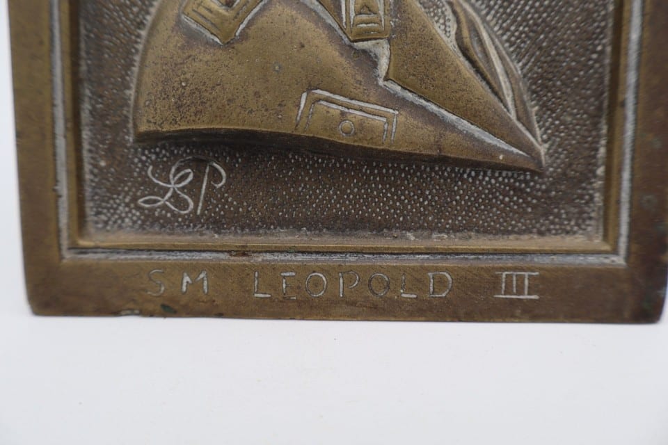 Ancien portrait Léopold III de Belgique en métal repoussé – cadre — photo 2
