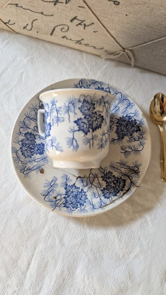 Tasse et soucoupe en terre de fer- décor bleu floral-  modèle Flora Lichen — photo 6