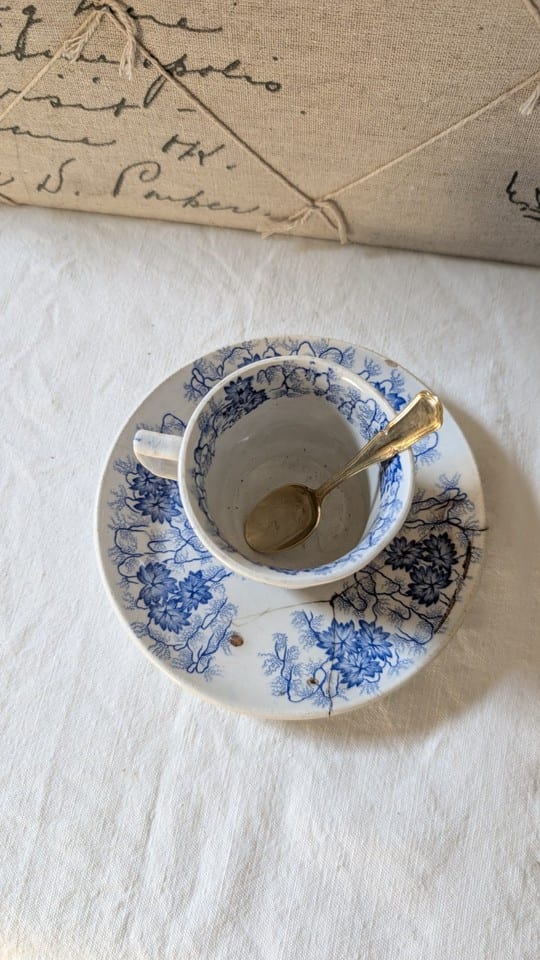 Tasse et soucoupe en terre de fer- décor bleu floral-  modèle Flora Lichen — photo 2