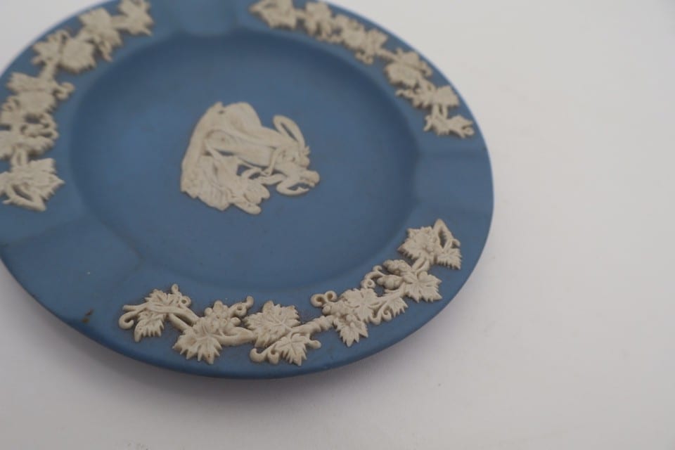Cendrier Wedgwood Jasperware bleu – Décor blanc en relief – Made in England — photo 3