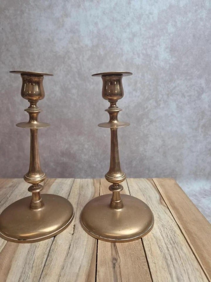 Paire de bougeoirs anciens en laiton lesté – style néoclassique — photo 8