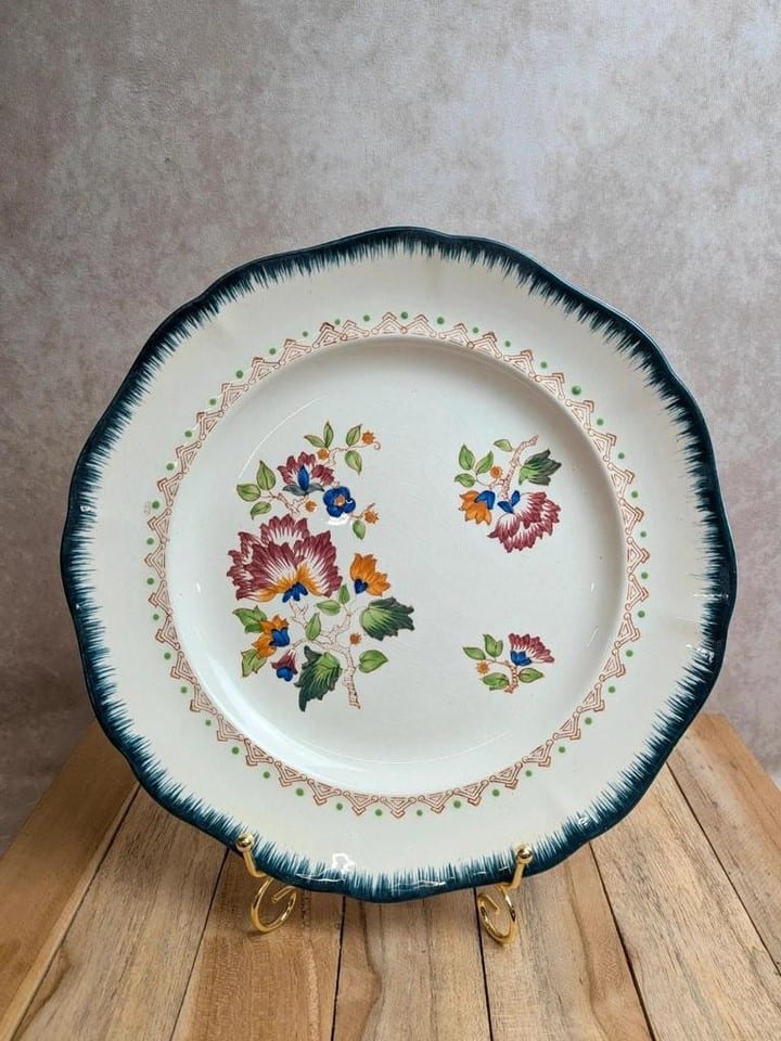 Grande assiette en terre de fer Longwy – Modèle Shanghai – Décor floral