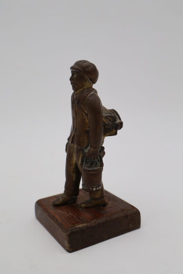 Statuette en bronze homme aux bagages – personnage – socle bois – H 11,5 cm — photo 6