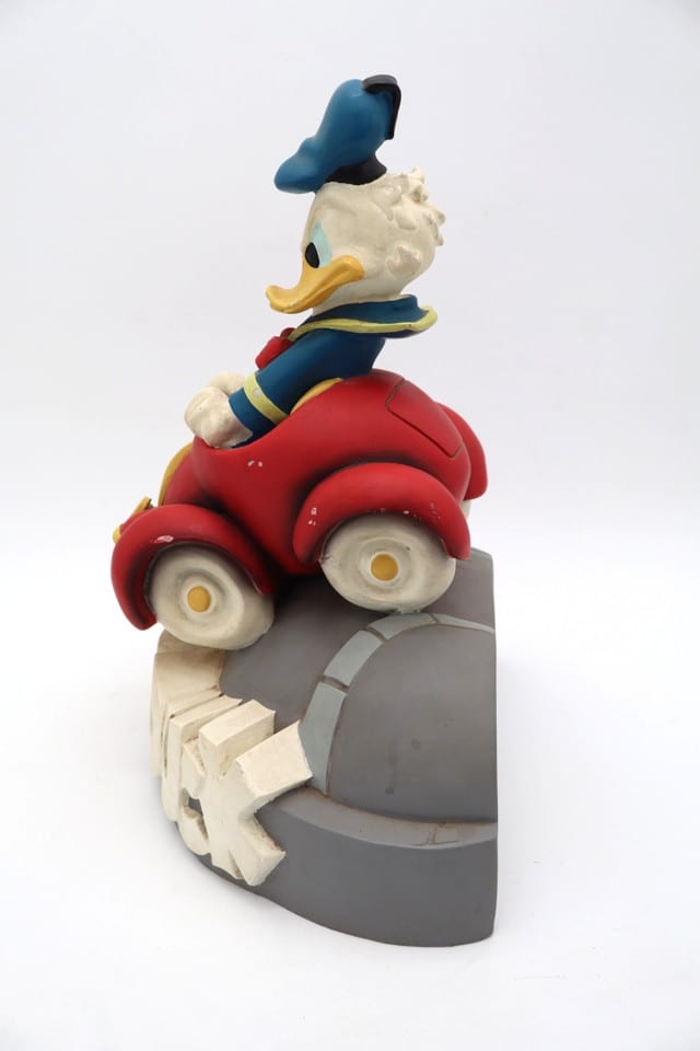 figurine Donald Duck dans sa voiture rouge Demons & Merveilles Disney résine — photo 6