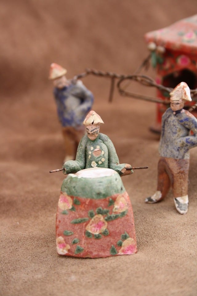antique chinese Ming dynasty figure pottery chaise à porteurs fanfare — foto 5