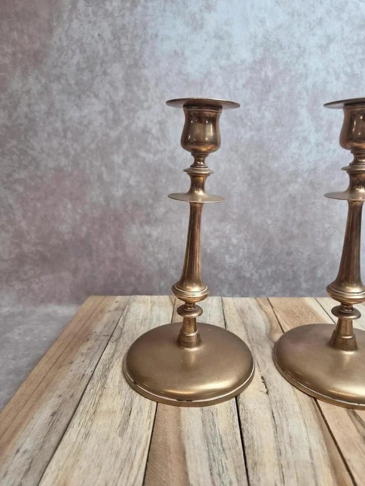 Paire de bougeoirs anciens en laiton lesté – style néoclassique — photo 7