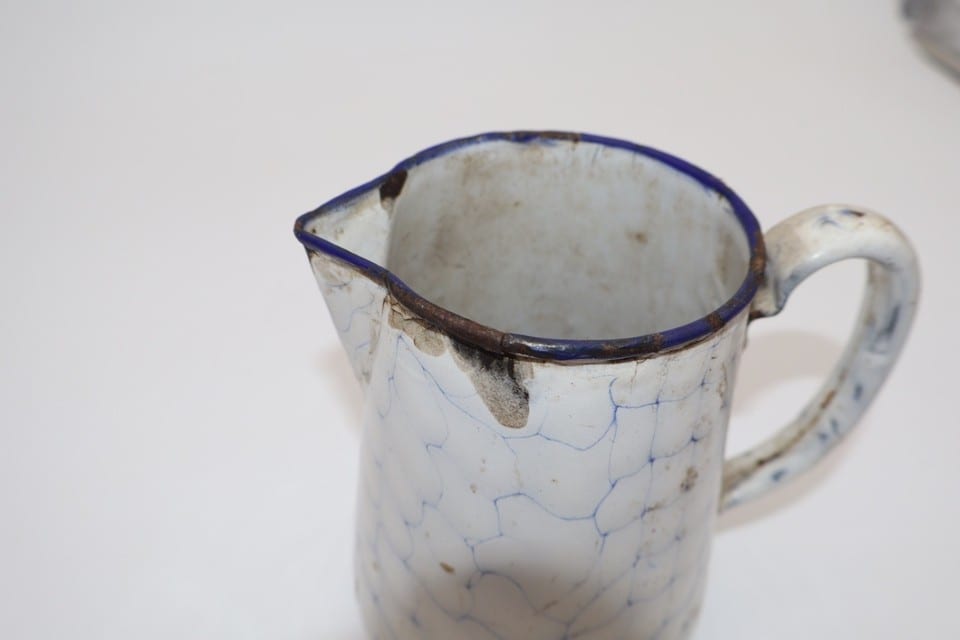 Ancien broc à eau en tôle émaillée blanche décor craquelé bleu — photo 8