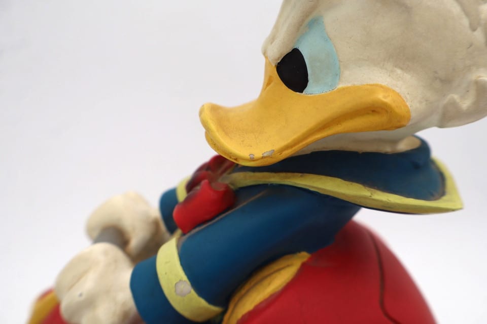 figurine Donald Duck dans sa voiture rouge Demons & Merveilles Disney résine — photo 5
