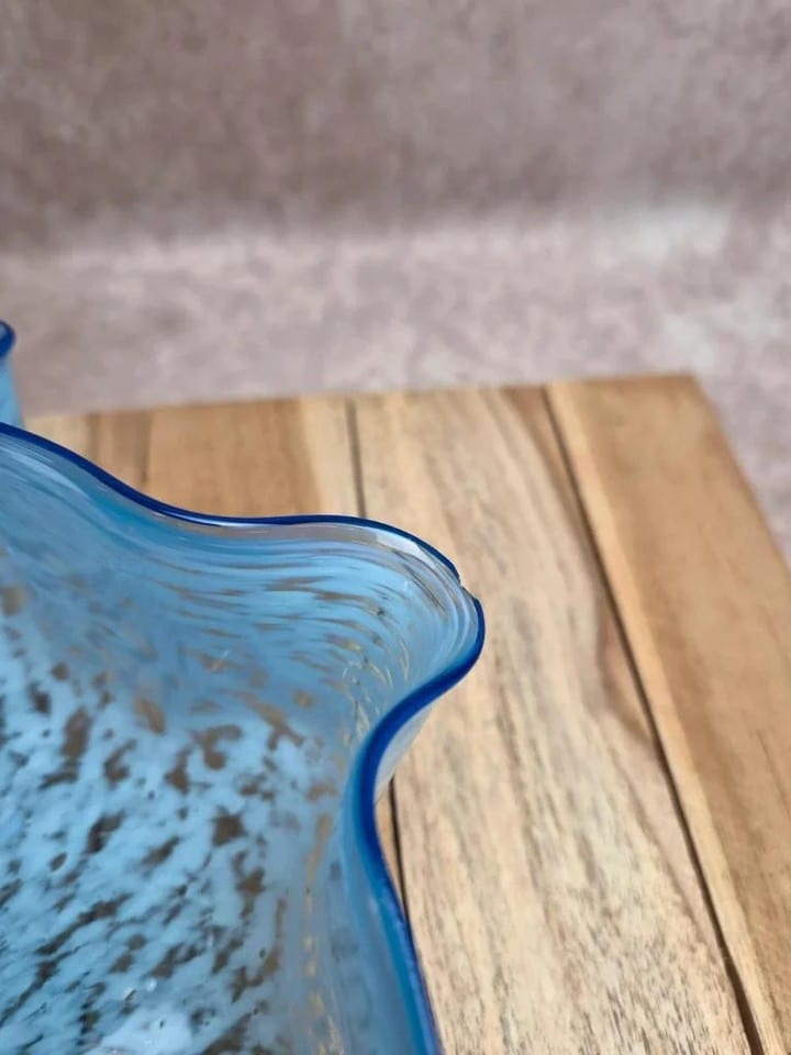 Abat-jour ancien en verre moucheté bleu et blanc – Bord ondulé – Vintage — photo 7