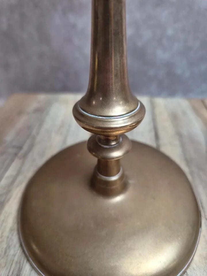 Paire de bougeoirs anciens en laiton lesté – style néoclassique — photo 6