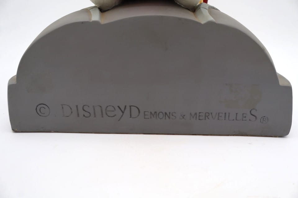 figurine Donald Duck dans sa voiture rouge Demons & Merveilles Disney résine — photo 8