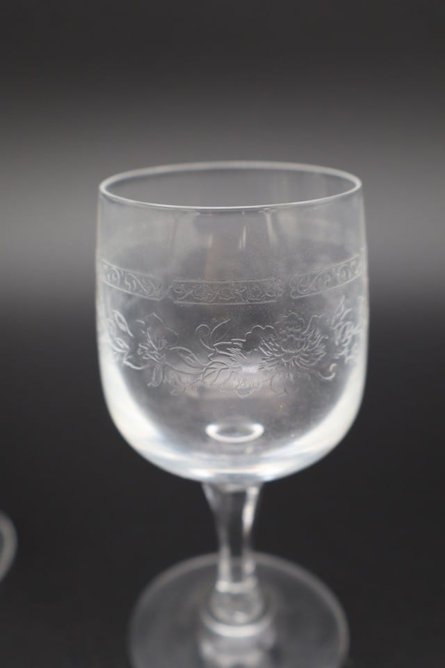 Service de 6 verres anciens en verre gravé décor floral guilloché — photo 2