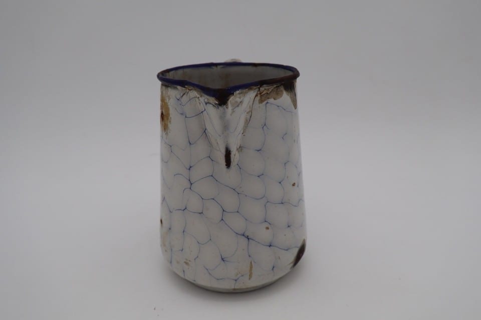 Ancien broc à eau en tôle émaillée blanche décor craquelé bleu — photo 2