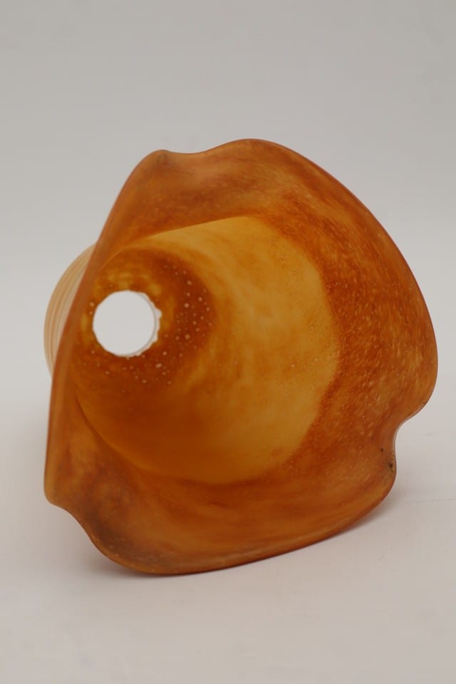 Ancienne tulipe de lampe en pâte de verre orange et brun – Bord ondulé — photo 8