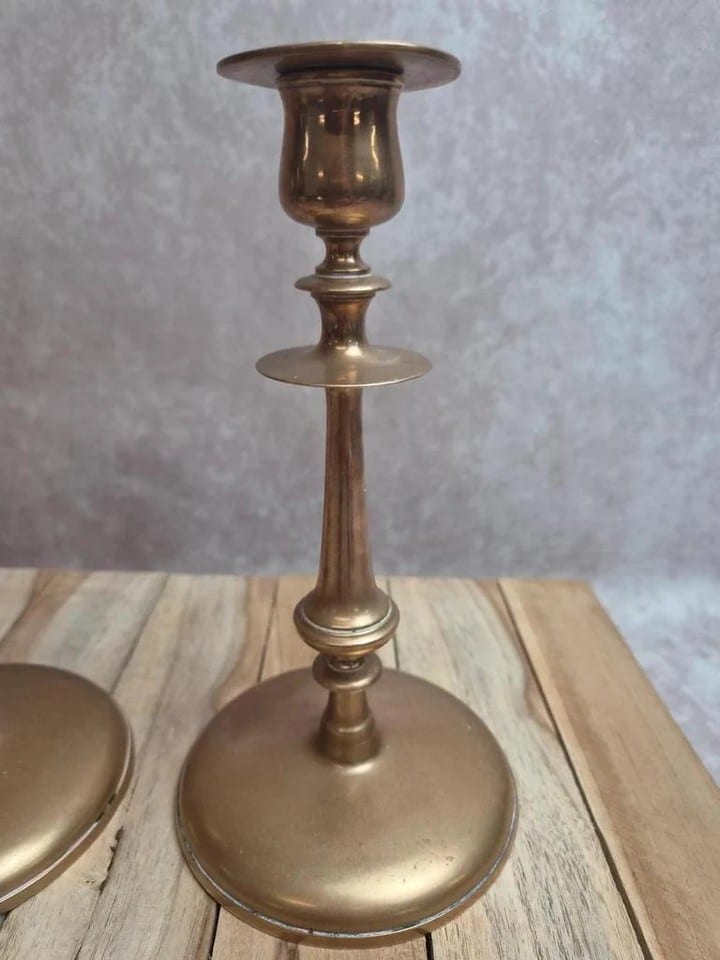 Paire de bougeoirs anciens en laiton lesté – style néoclassique — photo 2
