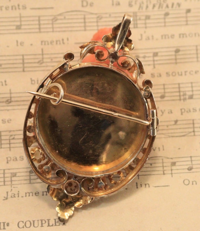 Broche pendentif victorienne sculptée corail or 18K perles chérubin chien angel — Foto 7