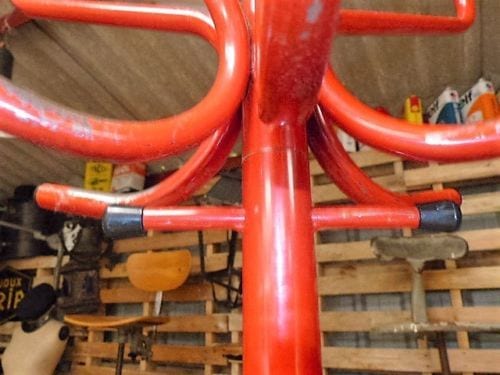 porte-manteau perroquet " Mullca " en fer rouge d'école vintage — photo 3