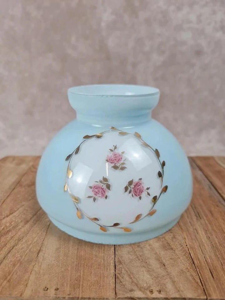 Abat-jour ancien en opaline bleue décor roses 🌸
