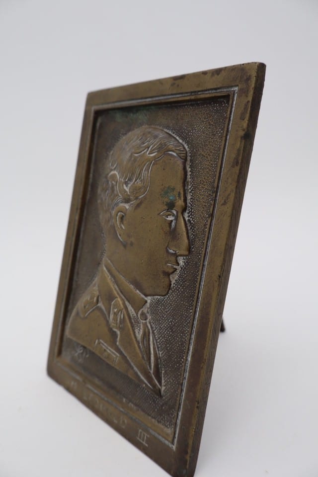 Ancien portrait Léopold III de Belgique en métal repoussé – cadre — photo 4