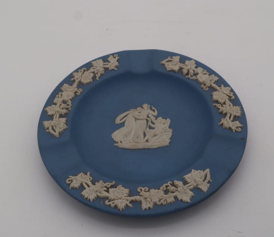 Cendrier Wedgwood Jasperware bleu – Décor blanc en relief – Made in England — photo 2