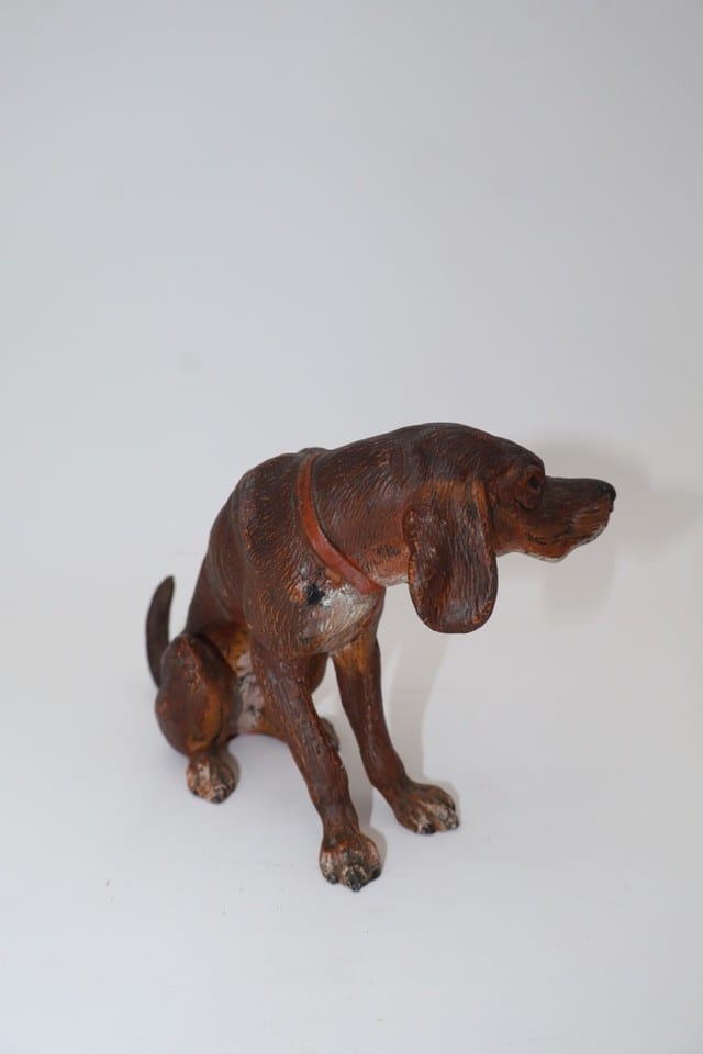 Ancienne statuette chien de chasse assis en régule peint — photo 7