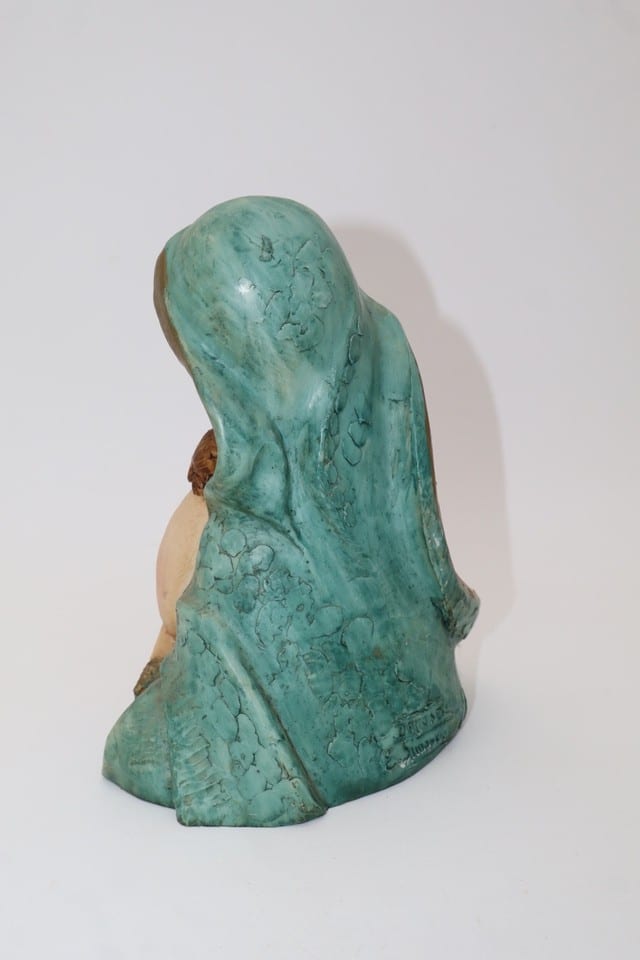 Statue Vierge à l’Enfant polychrome – signée / marquée — photo 4
