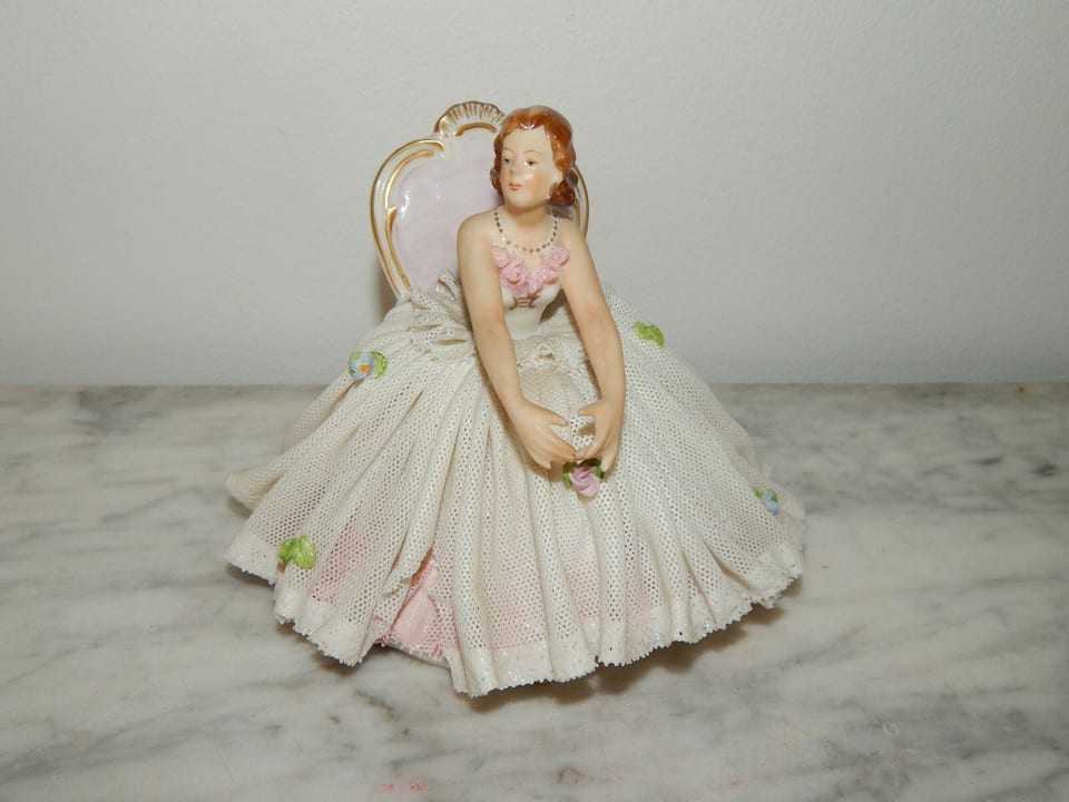 ANCIENNE SCULPTURE en PORCELAINE SAXE DRESDEN Personnage Signée E.Bohne Fils ?