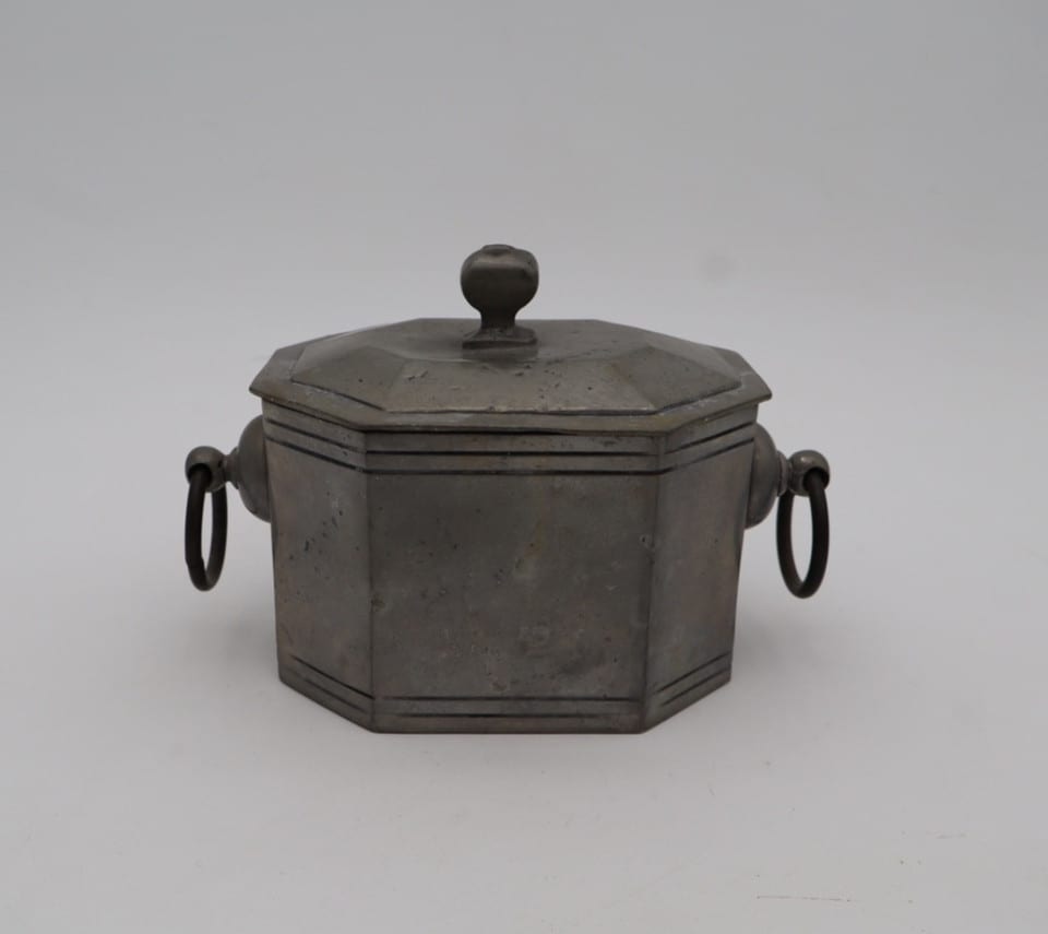 Boîte en étain avec couvercle - vintage