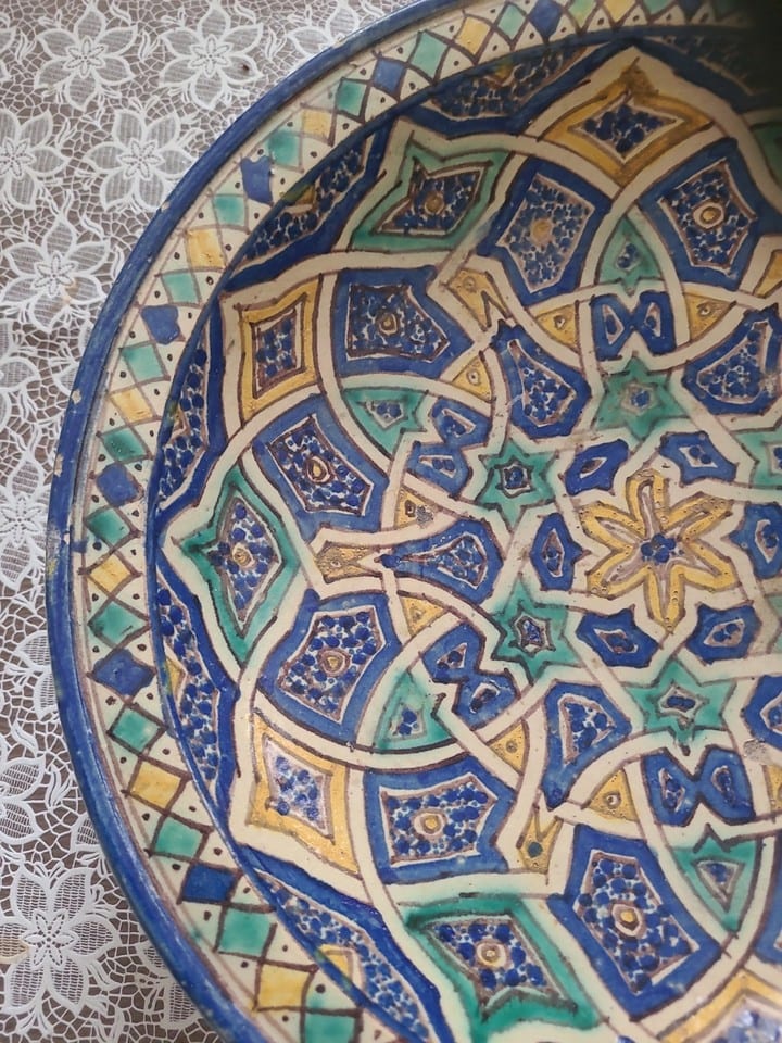 grand plat en céramique  "mokhfia" traditionnelle originaire  du Maroc — photo 3