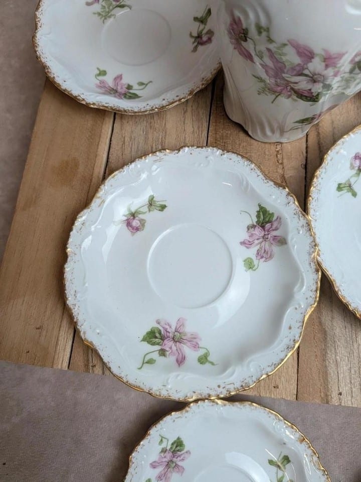 Service à thé ou café ancien en porcelaine fleurie – 19 pièces dorées — photo 6