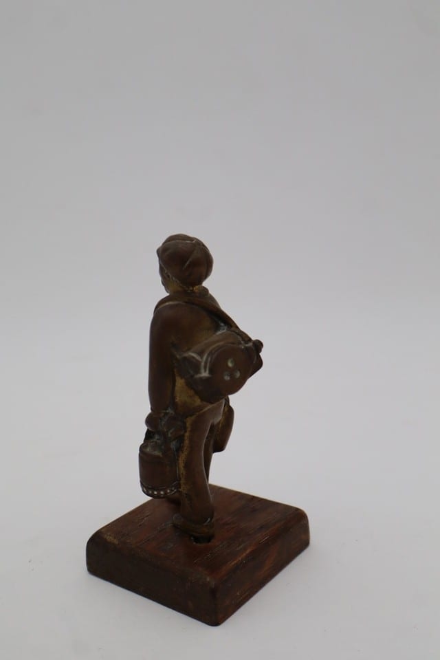 Statuette en bronze homme aux bagages – personnage – socle bois – H 11,5 cm — photo 7
