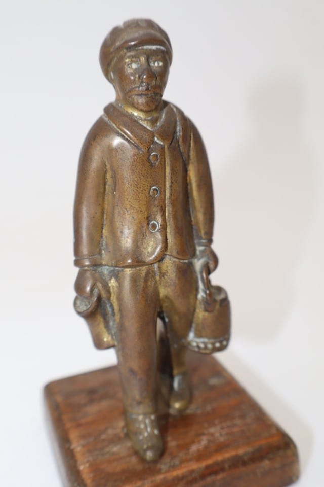 Statuette en bronze homme aux bagages – personnage – socle bois – H 11,5 cm — photo 3