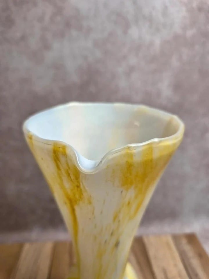Grand pichet aiguière en verre soufflé italien jaune et blanc – années 60/70 — photo 7