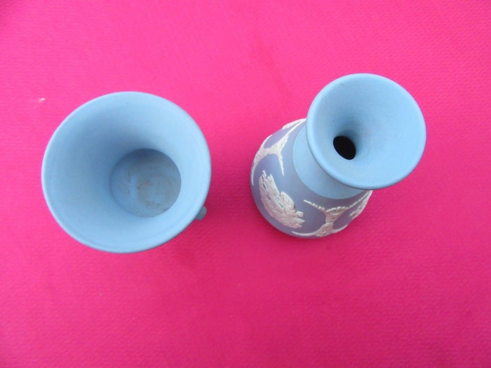 WEDGWOOD paire Jolis vases à décor de scène antique et angelots — photo 2